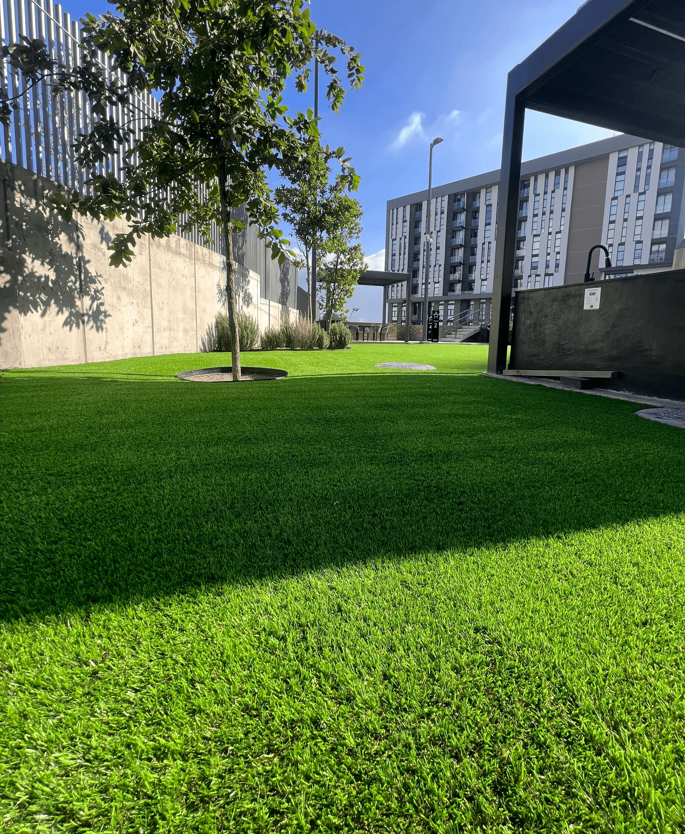 Jardín con pasto sintético instalado por Green Gib