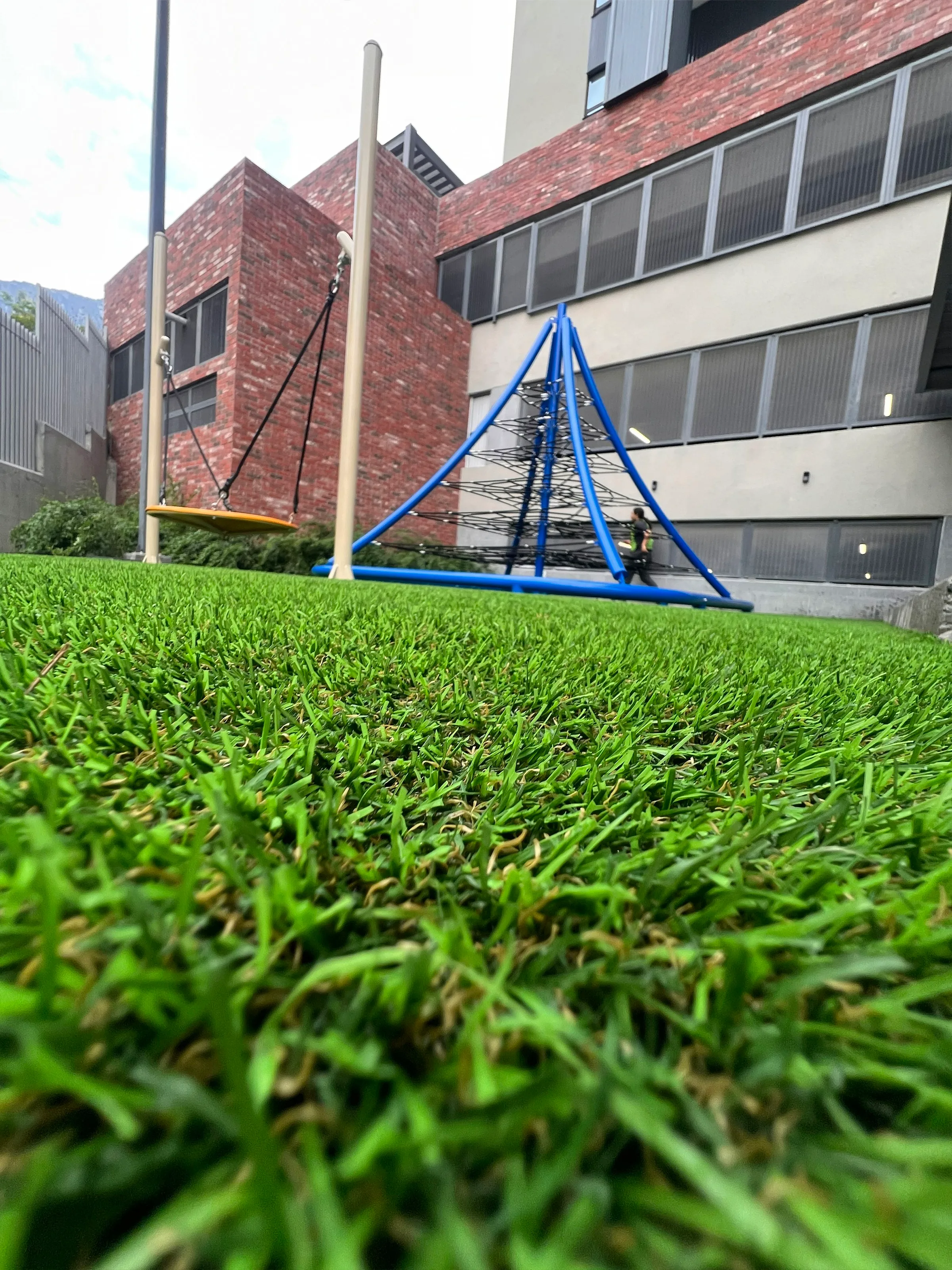 Instalación de pasto sintético