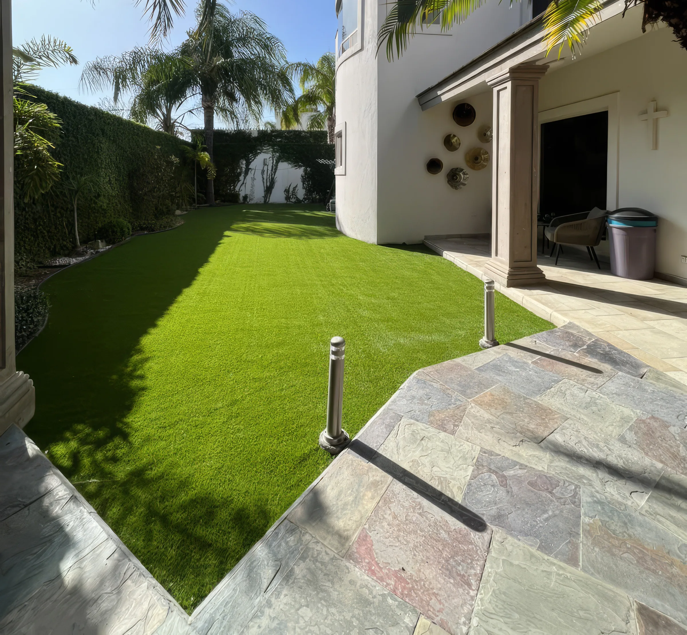 Jardín con pasto sintético